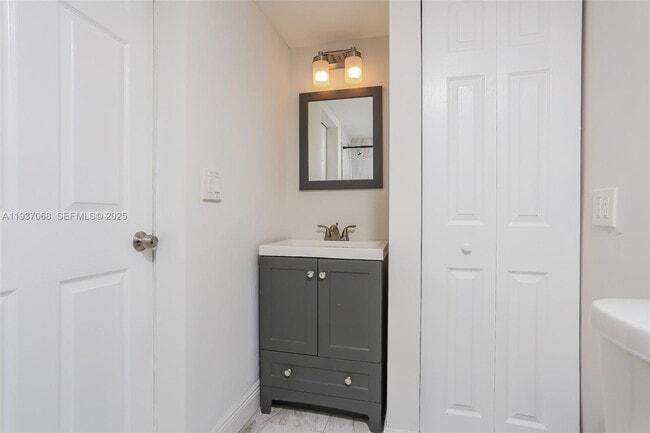 Building Photo - 1571 NE 44th St