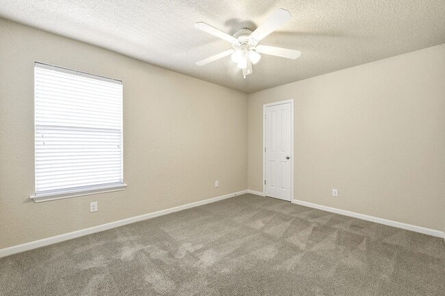 Building Photo - ***APPLICATION CURRENTLY UNDER REVIEW***Spacious Cul-de-sac home located close to Seaworld, Lackl...