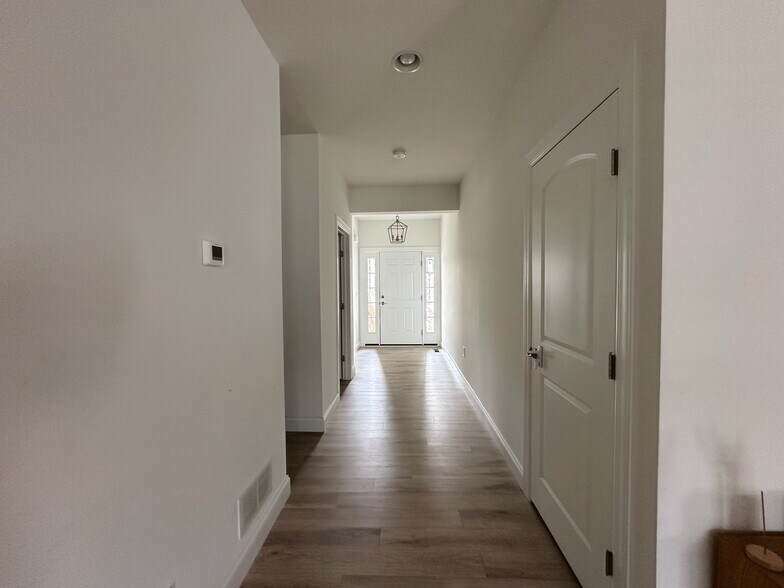Building Photo - 206 Buckton Dr