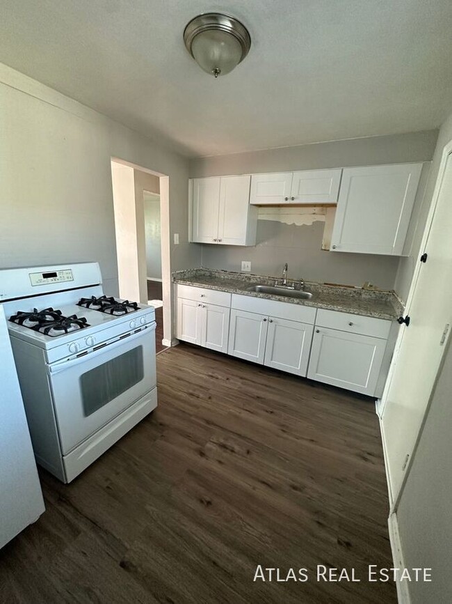 Building Photo - Quiet 1 Bed Apartment w/ Private Backyard!