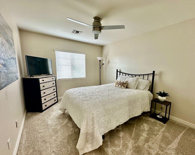 Building Photo - HIGHLY DESIRABLE FULLY FURNISHED 3 BEDROOM...