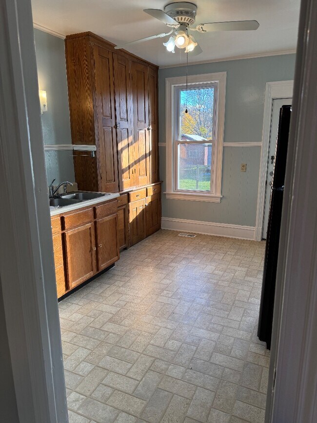 Building Photo - 374 Pine St