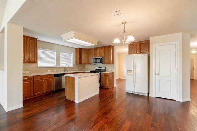Building Photo - 2105 Sumac Dr