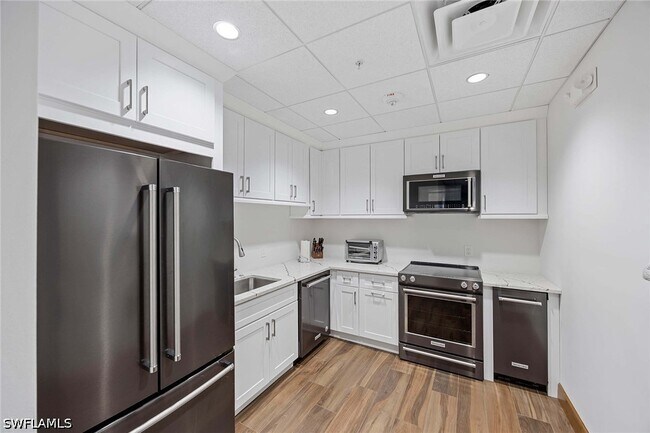 Building Photo - 6075 Pelican Bay Blvd