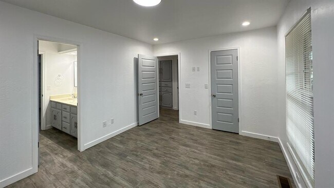 Building Photo - 12510 Maple Ridge Rd