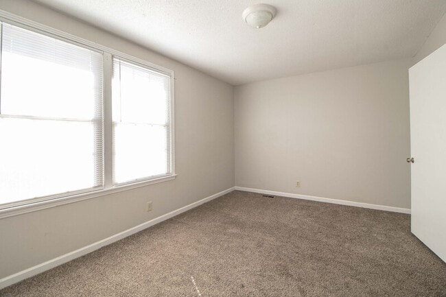 Building Photo - 810 Golf View Pl