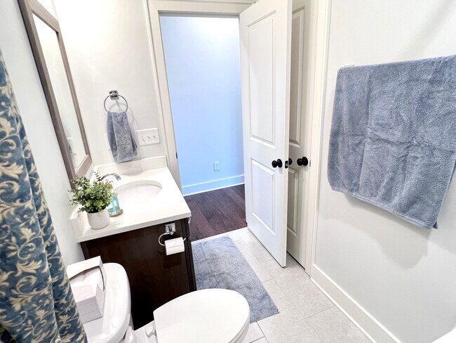 Secondary bathroom. - 47 Bowman Ct