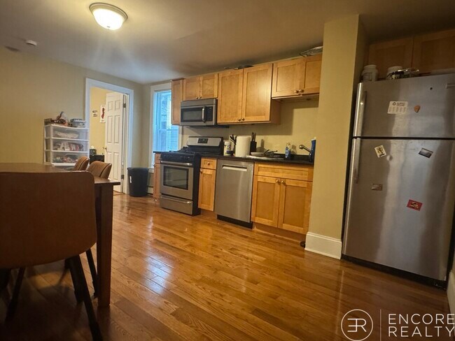 Building Photo - 44 Hillside St