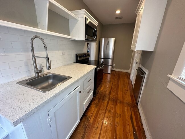 Building Photo - Studio Apartment Neighboring Med School
