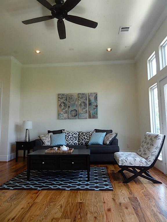 Living room - 1021 W 21st St