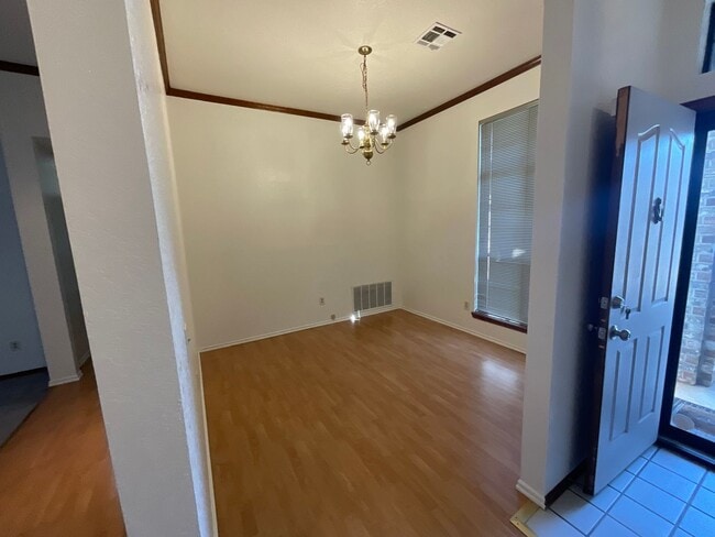 Building Photo - Spacious 3 bed, 2 bath, 2 living areas, 2 car garage