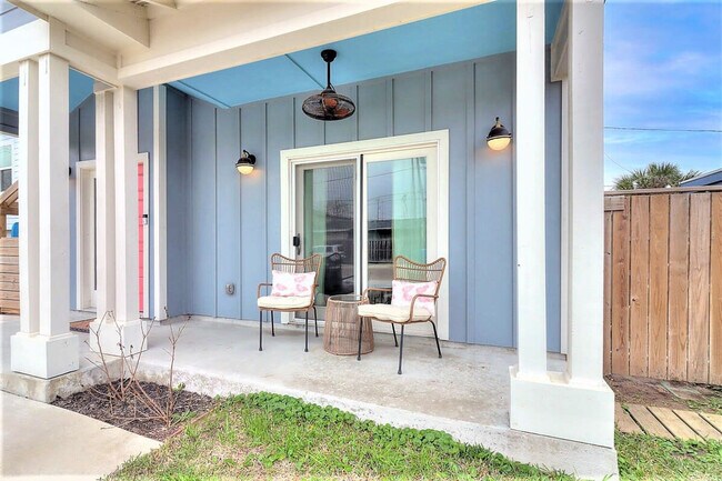 Building Photo - 224 E Oaks Ave