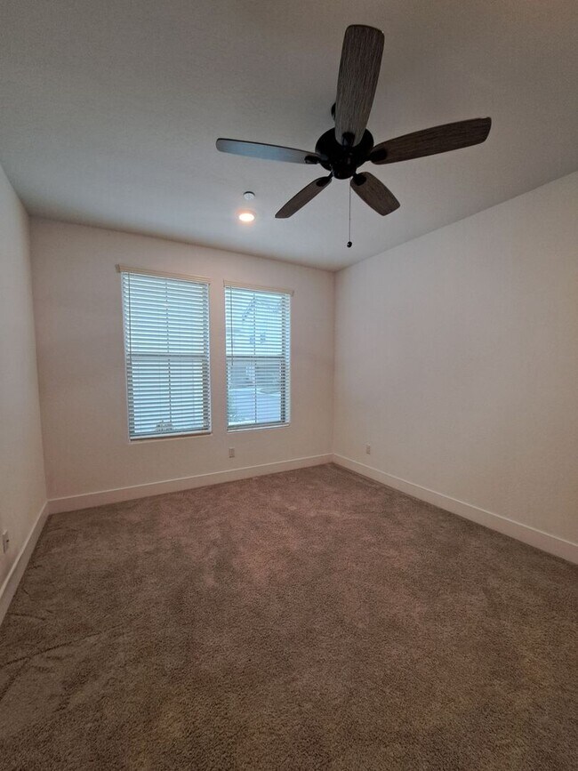 Building Photo - Experience Comfort and Style in This Venet...