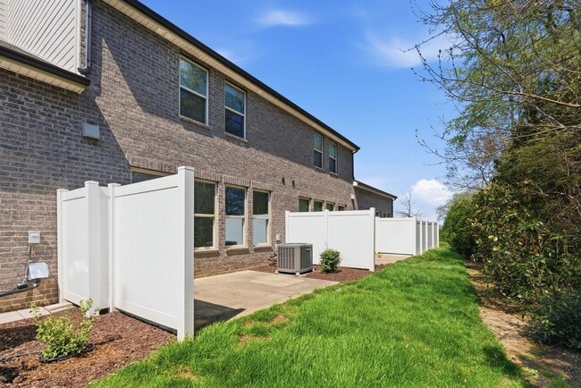 Building Photo - Murfreesboro Townhome