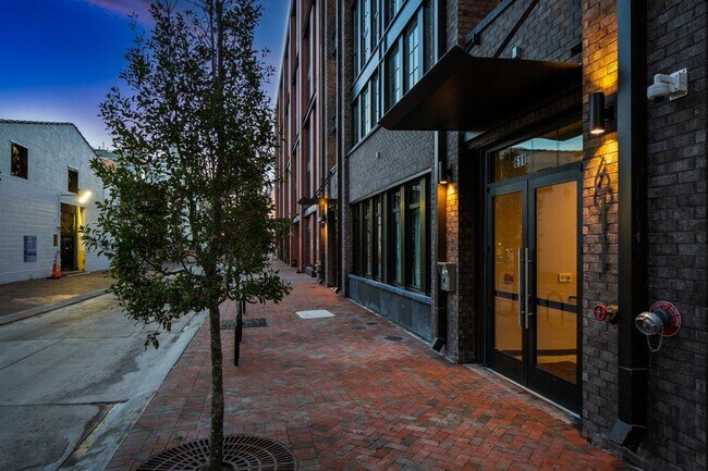 Building Photo - 611 Commerce St