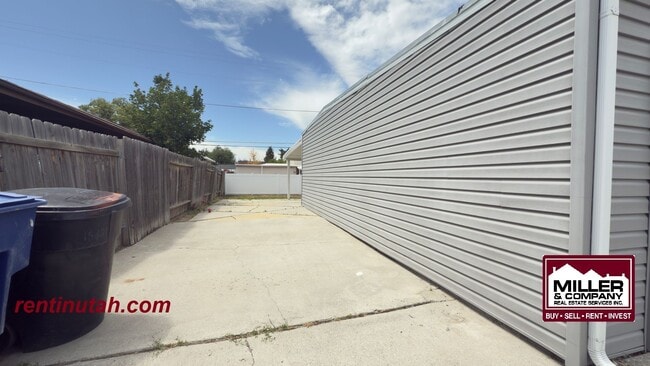 Building Photo - 1625 Paradise Ln