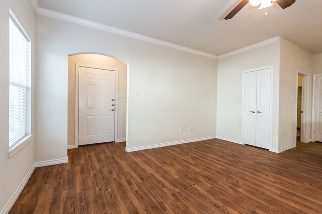 Building Photo - Great 3 bed/2 bath Home Backing onto Holland Park Recreation Area/Trail!!