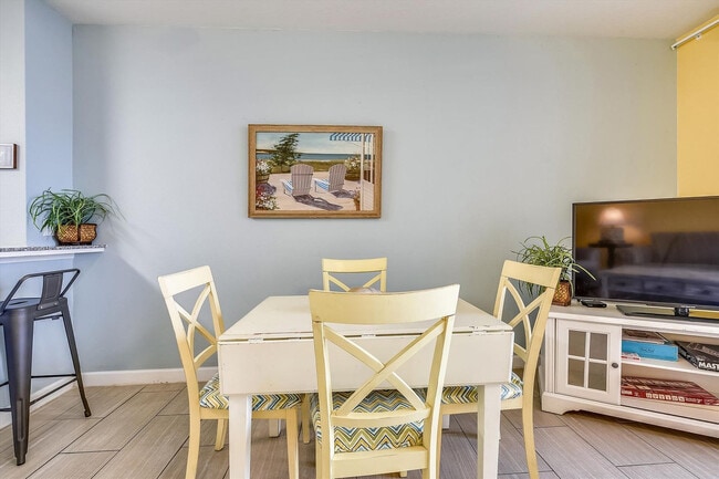 Building Photo - 9896 S Thomas Dr