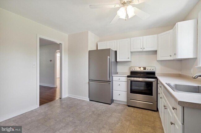 Building Photo - 10 Lloyd Ave