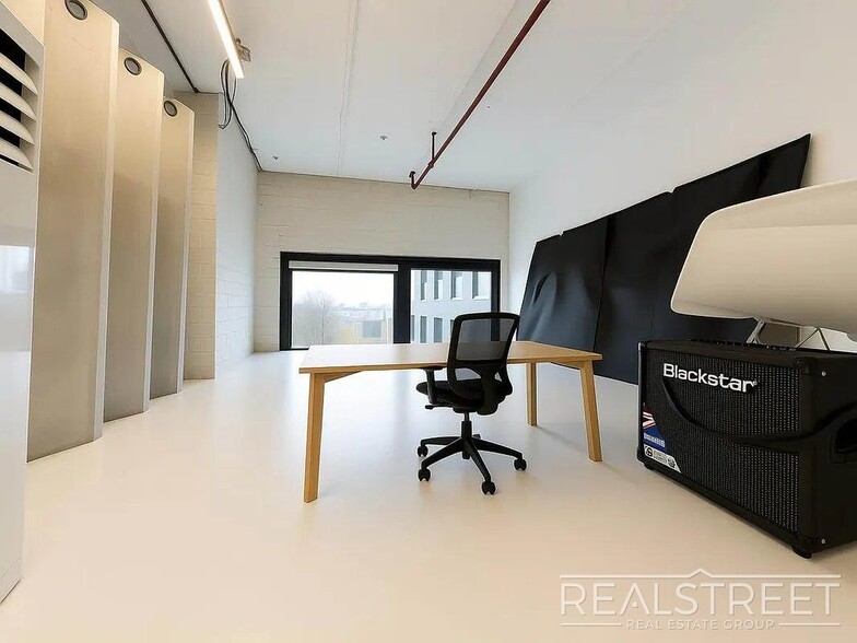 Building Photo - Hart St