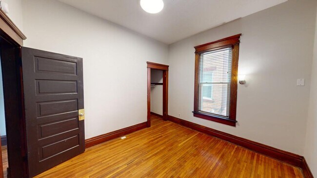 Building Photo - 5 BEDROOMS + 2 FULL BATHROOMS + 5 FREE OFF...