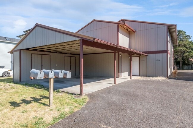 Building Photo - Beautiful 4 Bed, 2 Bath Townhouse with Lots of Closet Space and Laundry In Unit!