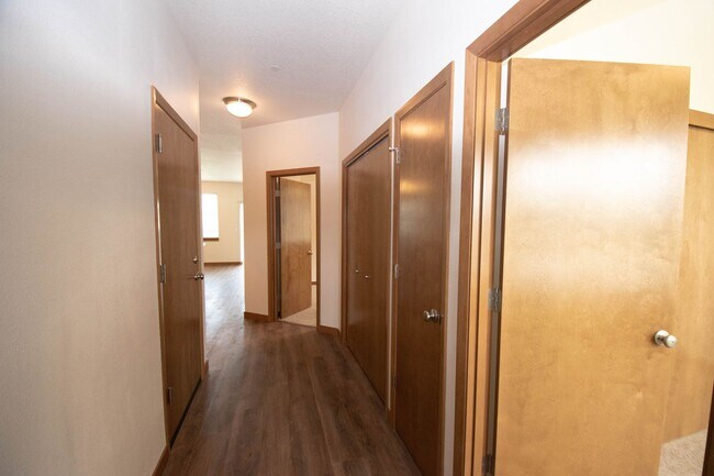 Building Photo - Gorgeous 2BD Duplex in Great Washougal Location! Beautiful Finishes!