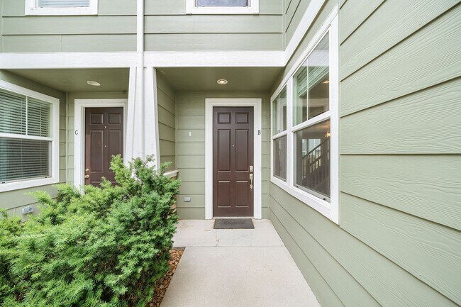 Building Photo - Modern 3BD, 2.5BA Cottonwood Condo with At...