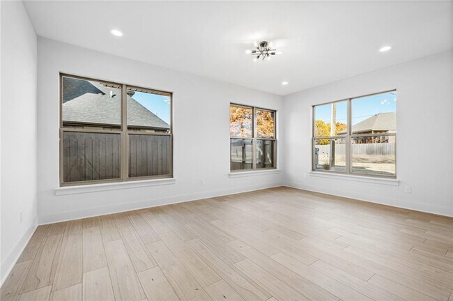 Building Photo - 585 S Rainbow Rd