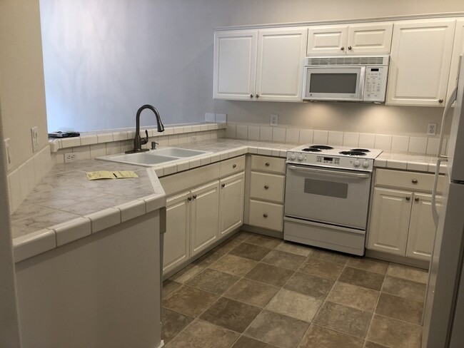Building Photo - Beautiful Townhouse in Prime Tigard Locati...