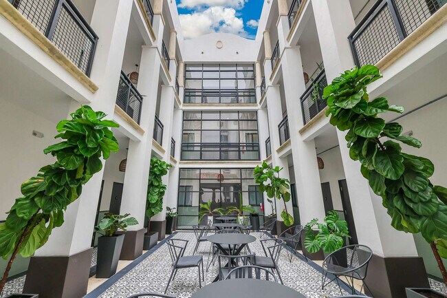 Building Photo - 3031 NE 4th Ave