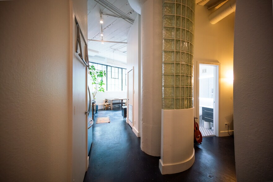 Building Photo - 2220 Canton St