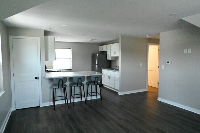 Primary Photo - 330 Mang Ave