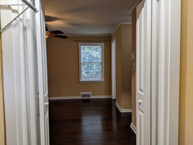 Building Photo - Charming 1 Bedroom Duplex in Buckhead!