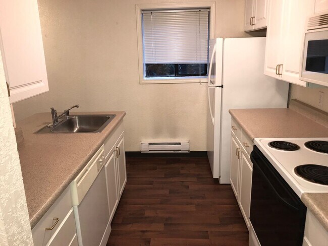 Building Photo - Queen Anne 1-Bedroom Apartment for Rent |  Pet Friendly & On-Site Laundry in Quiet 4-Unit Building