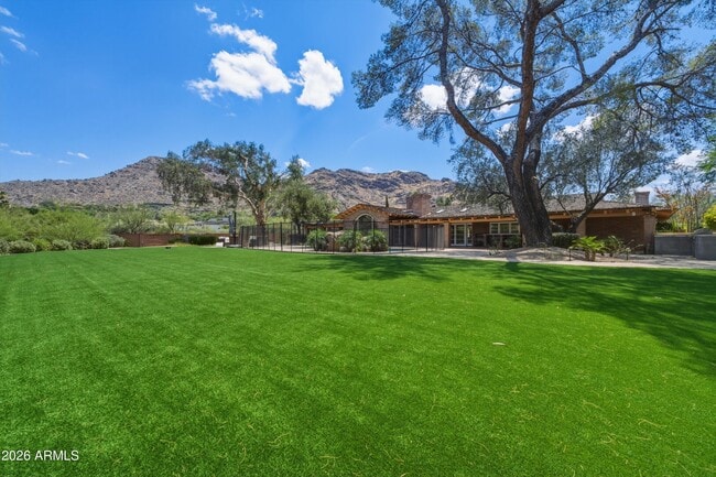 Building Photo - 5136 E Roadrunner Rd
