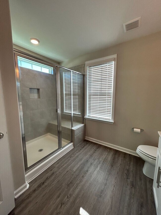 Building Photo - Spacious End Unit in Prime Location!