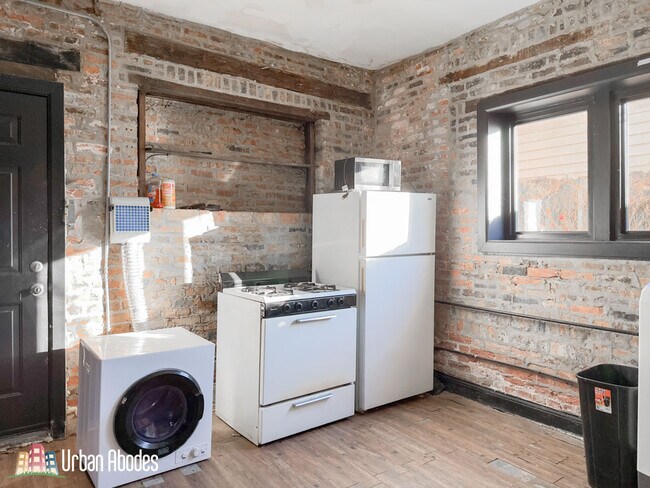 Building Photo - 639 N Troy St