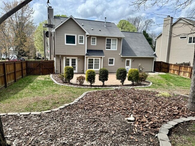 Building Photo - 3004 Southhampton Dr