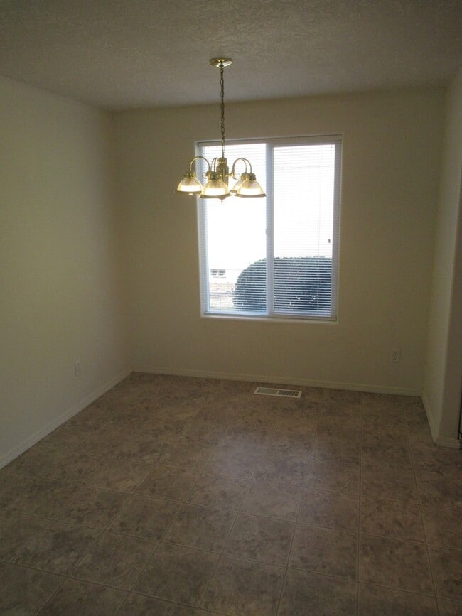 Building Photo - Three Bedroom Home in Independence