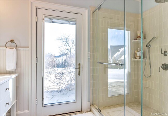 Building Photo - 695 Sound Dr