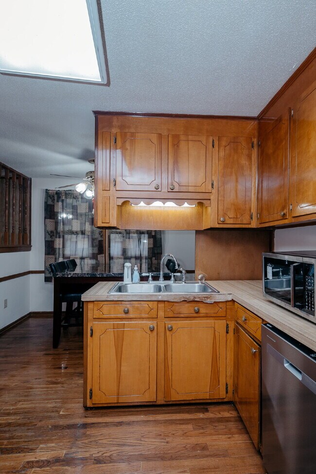 Building Photo - Fully Furnished Charleston Rental Near Folly Beach – Utilities Included | $3,100/Month