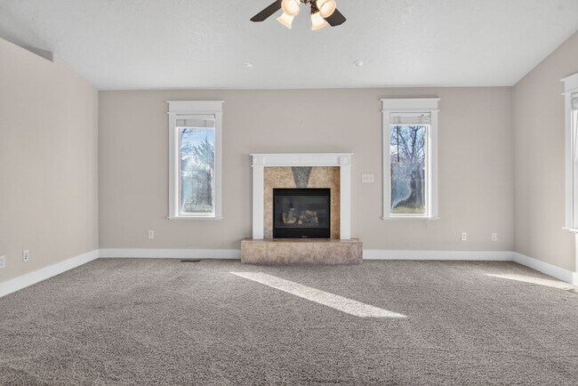 Building Photo - Spacious Home in Quiet Star Cul-de-Sac with Large Yard