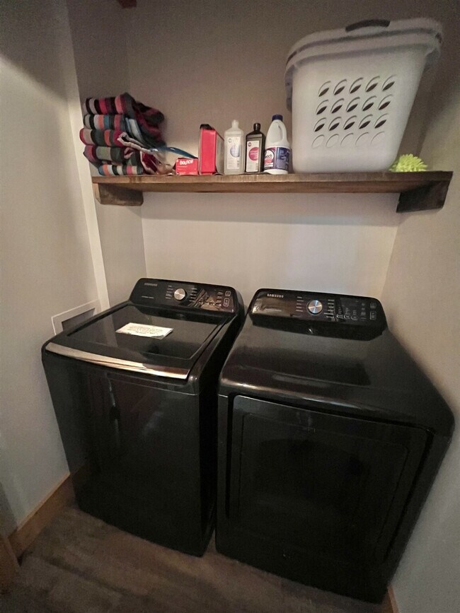 Building Photo - 322 NW River Rd