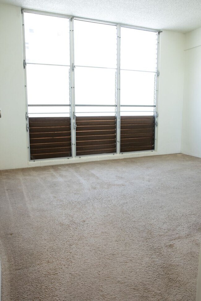 Building Photo - 2 BR/ 1 Bath Low- rise Apartment