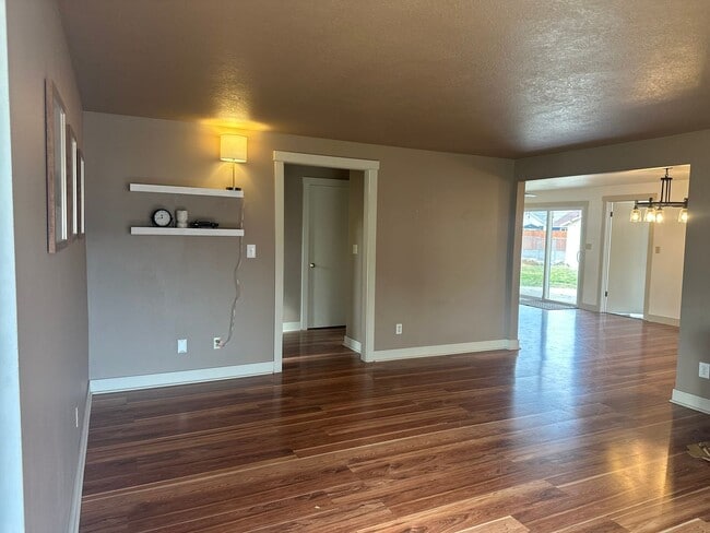 Building Photo - Vintage Character, Modern Finishes! Spacio...