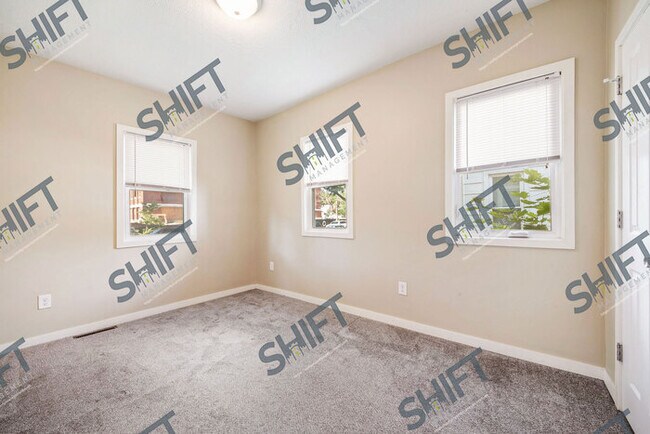 Building Photo - 656 Veto: Spacious home!