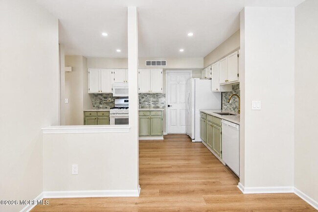Building Photo - 99 Oak Ln