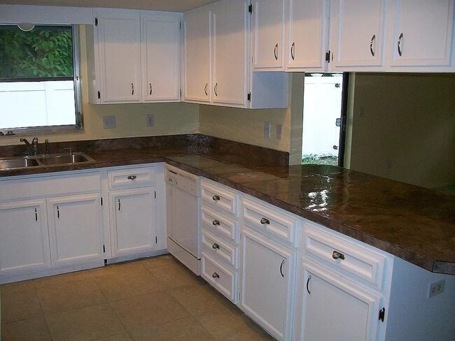 Building Photo - 4/2 Home conveniently located in Sarasota near Beaches, Jungle Gardens, Airport & Downtown!