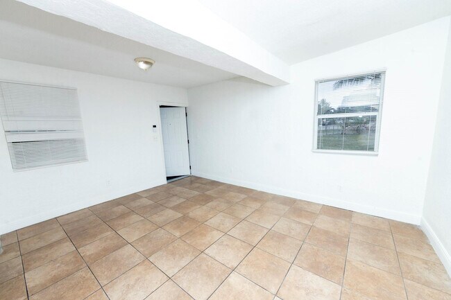 Building Photo - 205 NW 33rd Ave